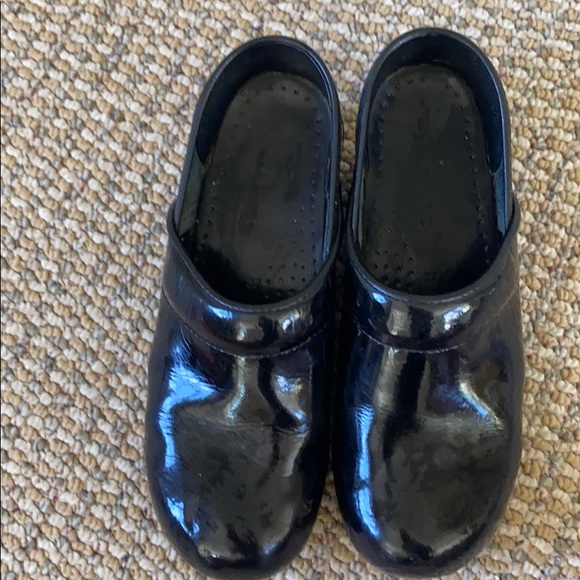 black patent clogs - Picture 5 of 5
